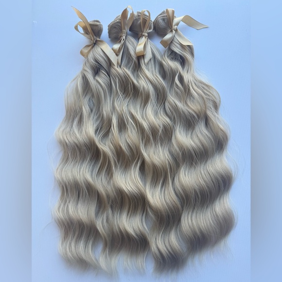 Luxurious Natural Ash Light Blonde Wavy Clip in Hair Extensions - Picture 1 of 6